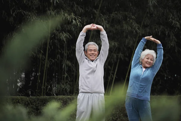 A senior couple in sweatsuits — Stock Photo, Image