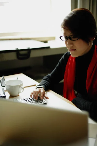 Mulher trabalhar com laptop — Fotografia de Stock