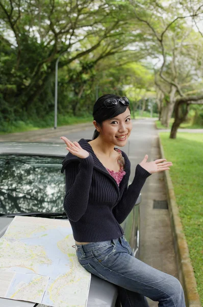 Mujer de negocios cerca de coche — Foto de Stock