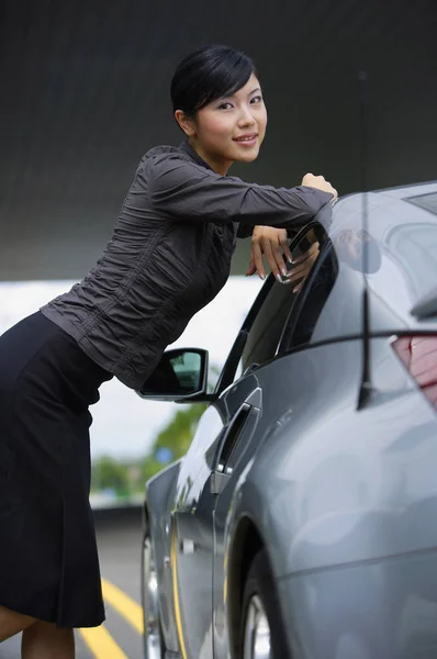 Mujer cerca de coche en verano — Foto de Stock