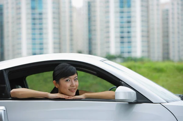 Mujer de negocios en coche — Foto de Stock