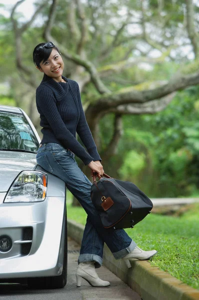 Mujer de negocios cerca de coche — Foto de Stock