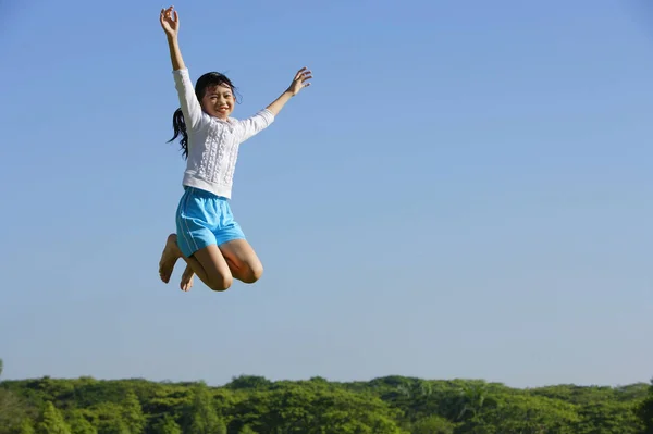 Menina bonito no parque — Fotografia de Stock