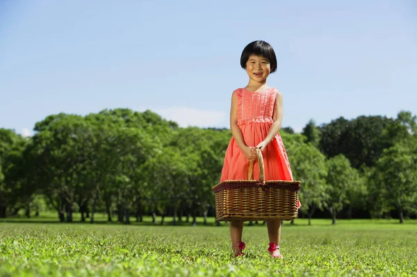 Ragazza nel parco verde — Foto Stock