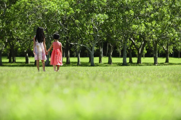 Dos niñas y madre — Foto de Stock