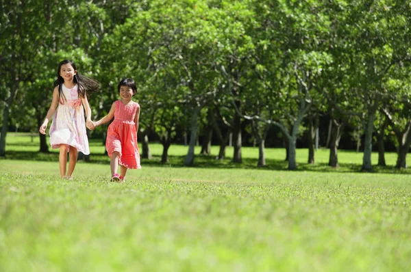 Due ragazze e madre — Foto Stock