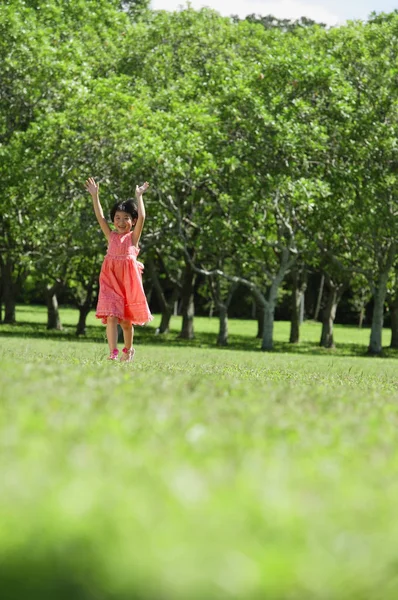Дівчина в зеленому парку — стокове фото