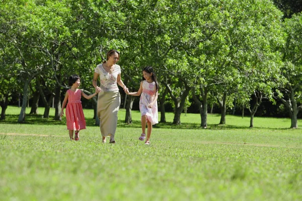 Dos niñas y madre — Foto de Stock