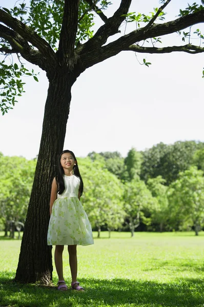 Piccola ragazza asiatica nel parco — Foto Stock