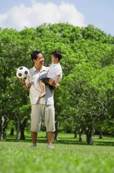 Padre con figlio in giardino — Foto Stock