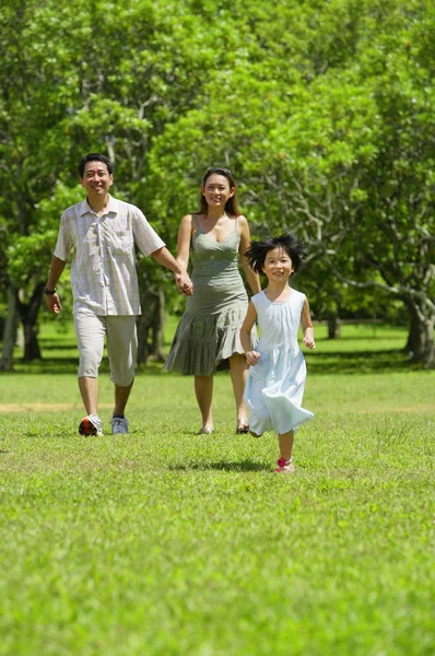Ázsiai család család ideje együtt a parkban — Stock Fotó