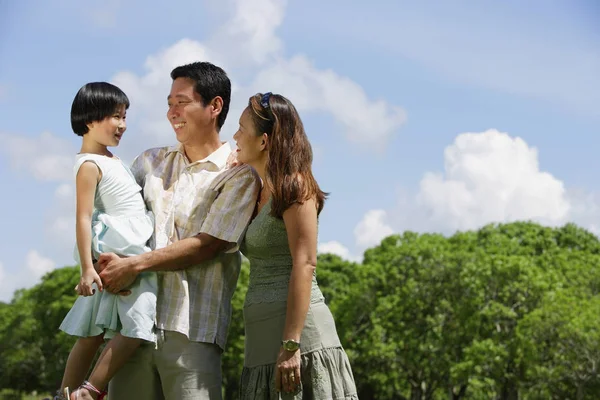 Asiática Família desfrutando de tempo de família juntos no parque — Fotografia de Stock