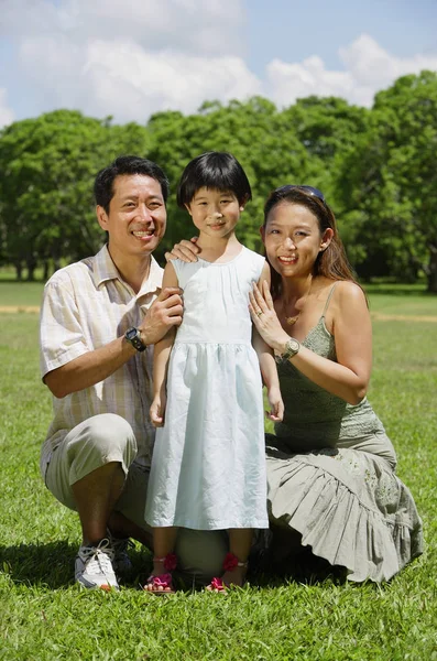 亚洲家庭在公园里一起享受家庭时光 — 图库照片