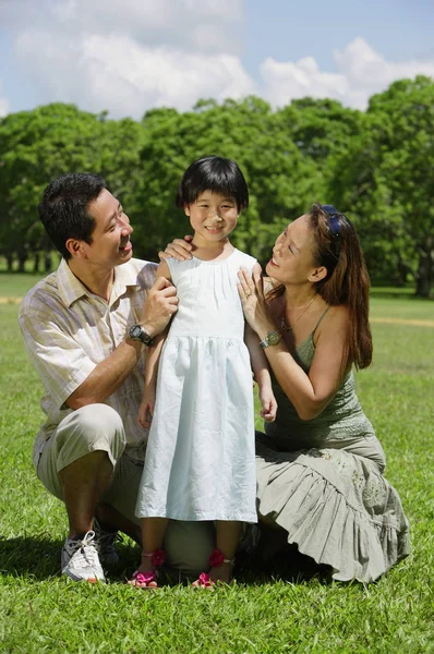 Asiática Família desfrutando de tempo de família juntos no parque — Fotografia de Stock