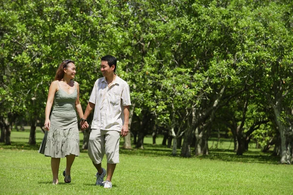 Asiatisches Paar verbringt Zeit zusammen im Park — Stockfoto