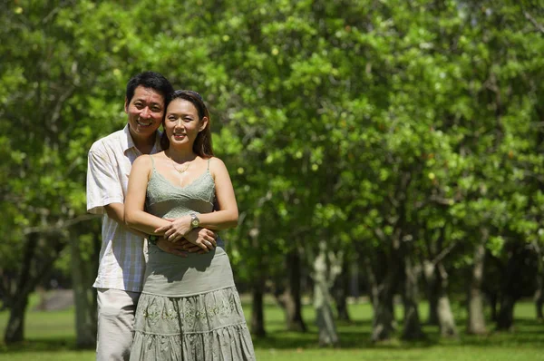 Asiatiska par spendera tid tillsammans i parken — Stockfoto