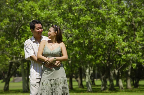 Asiatiska par spendera tid tillsammans i parken — Stockfoto