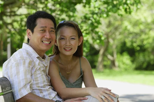 Asijské pár spolu trávili čas v parku — Stock fotografie
