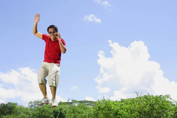 Hombre feliz saltando en el cielo azul —  Fotos de Stock