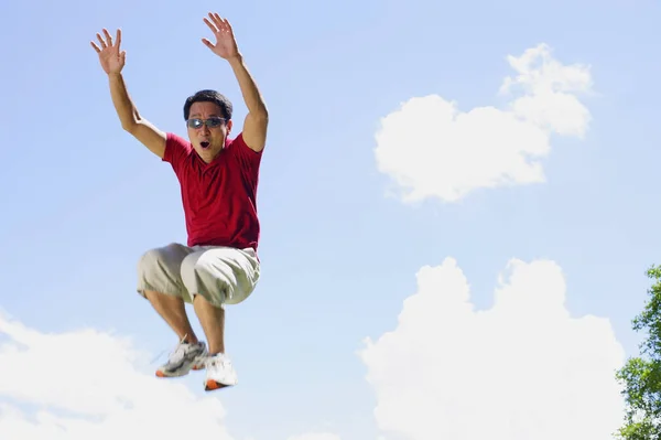 Hombre feliz saltando en el cielo azul — Foto de Stock