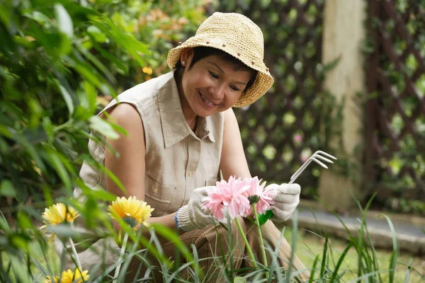 Donna carina in giardino — Foto Stock