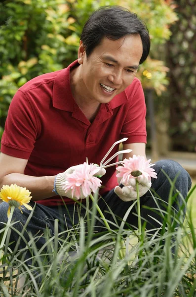정원에서 행복 한 사람 — 스톡 사진