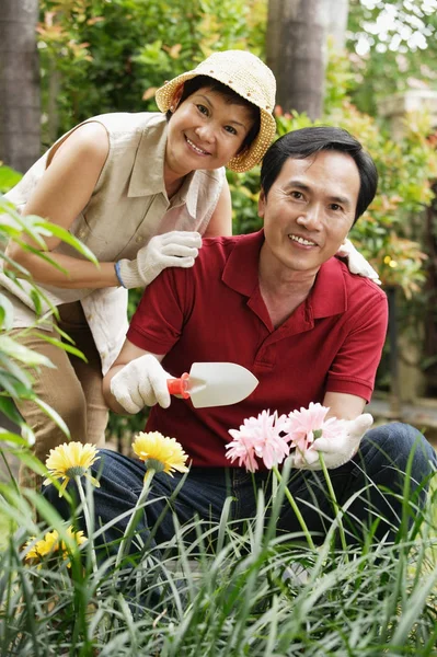 Donna e uomo in giardino — Foto Stock