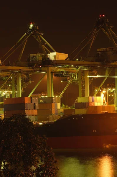 Fracht und Kräne im Hafen — Stockfoto