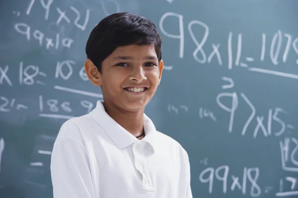 Portret van een grappige student jongen — Stockfoto
