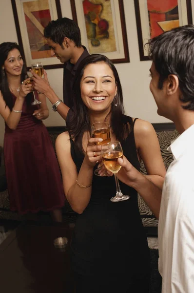 Amigos felices beben alcohol — Foto de Stock