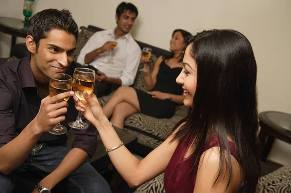 Amigos felices en la fiesta — Foto de Stock