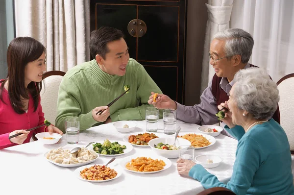 Feliz asiático família comer — Fotografia de Stock