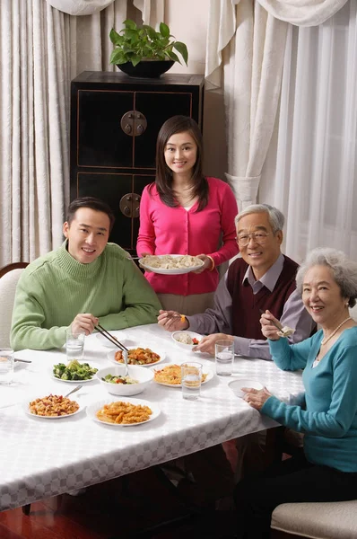 Счастливая азиатская семья ест — стоковое фото