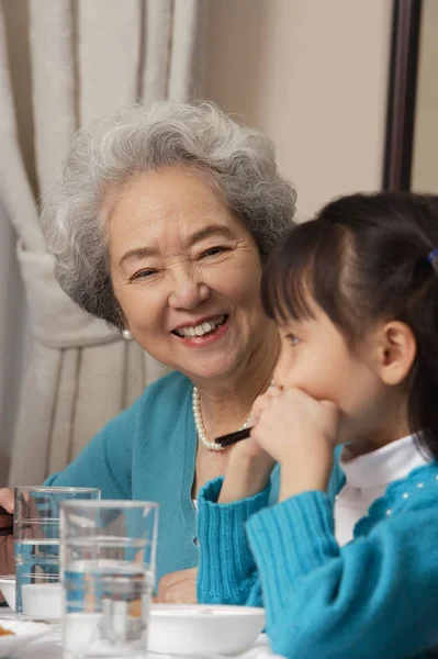 Asijské starší žena s holkou — Stock fotografie