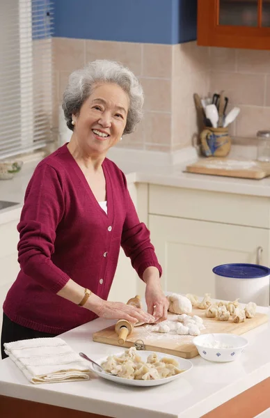Feliz asiático señora mayor — Foto de Stock
