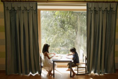 kız ve erkek pencere yakınındaki