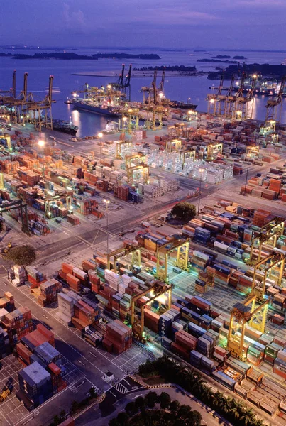 Laster och kranar i Singapore port — Stockfoto