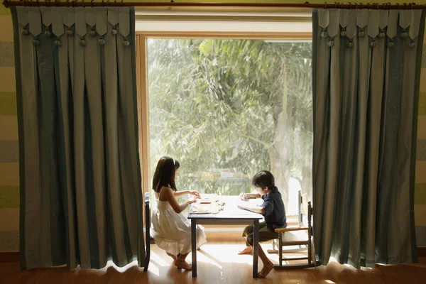 kız ve erkek pencere yakınındaki