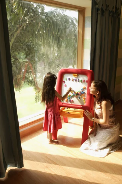 pencere yakınındaki anne ile kız