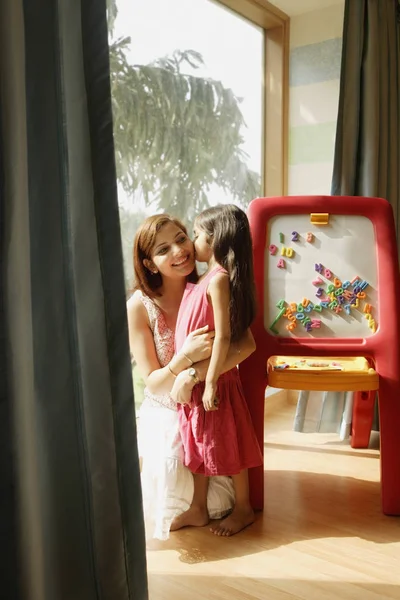 pencere yakınındaki anne ile kız