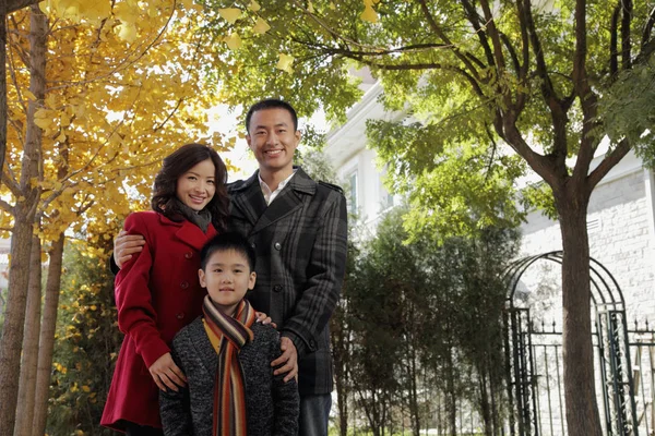 Heureux asiatique famille à l'extérieur — Photo