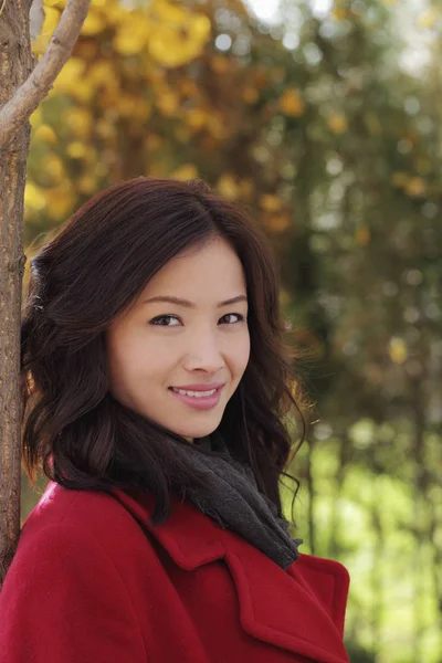 Fiatal ázsiai nő szabadban — Stock Fotó