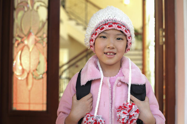 азиатская девушка рядом с домом
