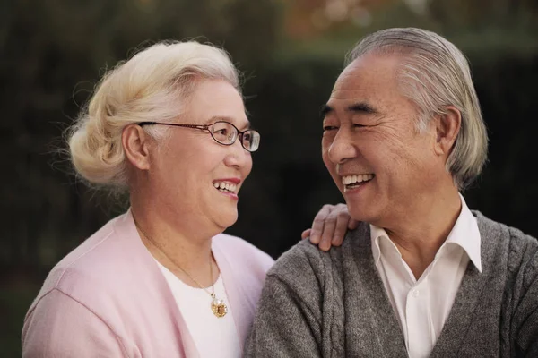 Feliz asiática Senior pareja — Foto de Stock