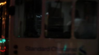 Arabası tramvay Caddesi üzerinde sürüş