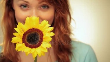 Ayçiçeği tutan Kızıl saçlı kadın 