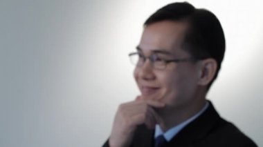 İş adamı kameraya bakıyor 