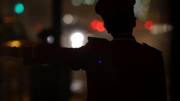 Silhouette von Türsteher winkt Taxi herunter — Stockvideo
