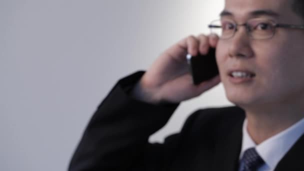 Geschäftsmann telefoniert mit Handy — Stockvideo