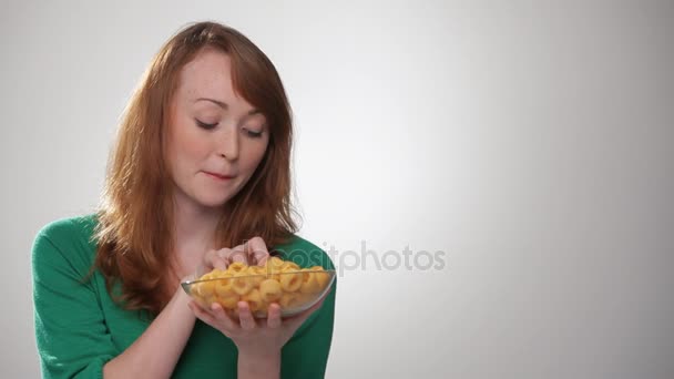 Mujer comiendo bocadillos — Vídeo de stock